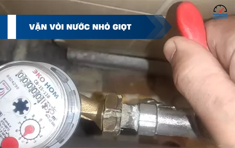 Vặn vòi nhỏ giọt làm chậm đồng hồ nước