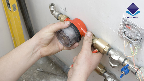 Xem xét đường ống trước khi lắp đồng hồ nước nóng
